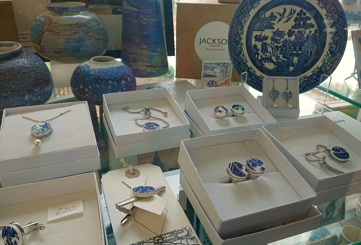 BramptonMuseum's tweet photo. We've just received more of this beautiful Willow Pattern jewellery in our shop. It's locally made & we have...
Earrings-£12
Cufflinks-£20
Tie Clips-£10
Necklaces-£20
Bracelets-£15
Call in for a browse!
#handmade #shoplocal #ceramics #staffordshire #pottery #willowpattern #art https://t.co/JCeEIkjcWB