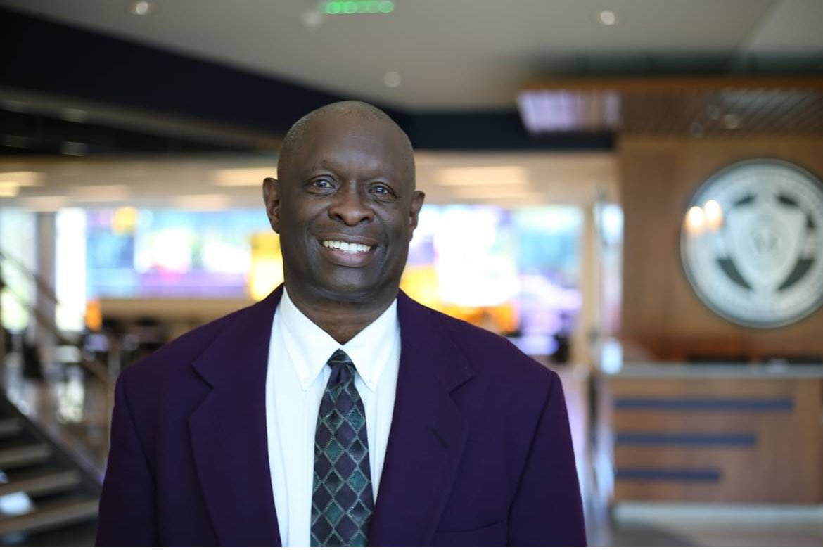 AleesiaLJohnson's tweet image. .@IPSSchools was well-represented at this weekend’s #CircleCityClassic! Congrats to @GWContinentals alum, Steve Downing, for being honored w/the @INBlackExpoInc #MajorTaylorAward &amp;amp; @Shortridge junior, Cerista Johnson, for being the National Anthem vocalist at the game! #IPSProud