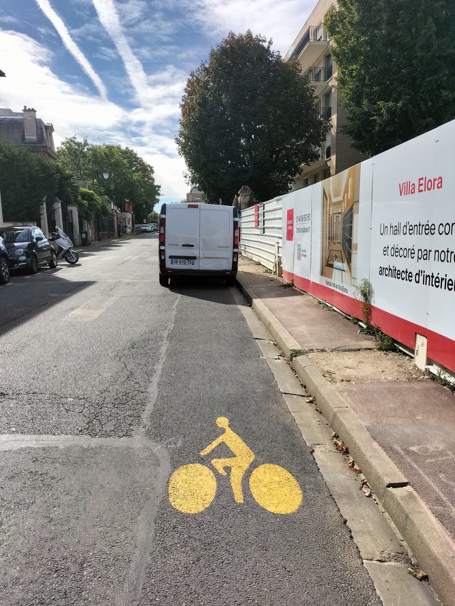 cecilev72's tweet photo. @fontenay92 il faut quoi de plus pour démontrer que le sens unique entre Châtillon et Fontenay est dangereux. Camionnette stationnant sur la piste cyclable en sens interdit https://t.co/Y4q4gRCHuO