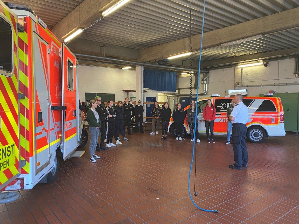 FeuerwehrKerpen's tweet photo. Erster #Bewerberinnentag bei der #FeuerwehrKerpen mit Erfolg durchgeführt. Extra #InfoTag für weibliche Verstärkung!
https://t.co/vIREOFZlnL
Unser Einsatz. Ihre Feuerwehr. https://t.co/rzUG7PBgqK