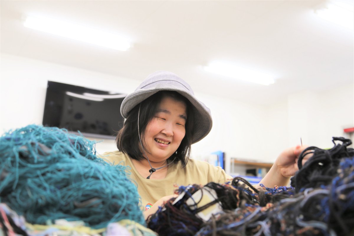 kushinon's tweet photo. 1994年生まれの山﨑菜那さんは、2012年から「やまなみ工房」に所属している。
好みのファッション誌を広げては、ポーズを決めた女性モデルが画面いっぱいに重なり合ったドローイングを描いてきた。2015年頃からは、ペンを針と糸に持ち替えたことで、その創作は発展を遂げていく。
ワイシャツに何箇所も糸を縫い込んだあと、玉留めもせず大胆にその糸にハサミを入れていくが、何度も上から縫い重ねているため、糸が抜けることはない。多様な種類の糸を使って、こうした工程を繰り返していくことで、その都度、違う風合いの作品が完成している。年々、施す刺繍の密度は増しており、素材となった服は、もはや原型すら留めておらず、袖を通すことはできない。
彼女にとっては、刺繍を制作しているというよりも、自分しかつくることができない一点物のオートクチュールを仕立てているような感覚なのかもしれない。

『君こそスターだ！時代を彩る表現者たち』
2023年10月25日(水)〜11月5日(日)
10:00〜17:30（最終日15:30）※10月30日(月)は休館
静岡県立美術館（県民ギャラリーA）
入場：無料
出展：
吉田楓馬、山際正己、酒井美穂子、山﨑菜那、栗田淳一、鎌江一美、上土橋勇樹、鵜結一朗、岡元俊雄、森雅樹、田村拓也、戸舎清志、八木志基、小林一緒
https://t.co/gHA33s366i