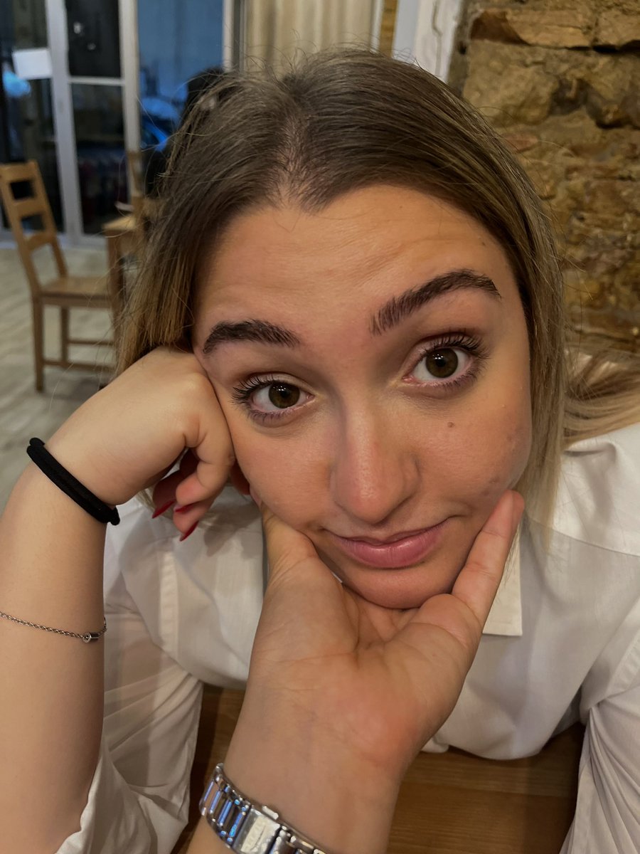 mi perdo dentro l'iride degli occhi più belli che abbia mai visto,mi dici di fermarmi e non resisto