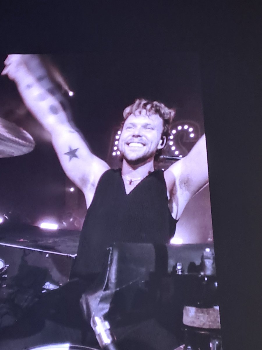 cvramell's tweet photo. PASO, ha sido la mejor noche de mi vida (dejo de gatekeepear estas dos fotos de ash)
#The5SOSShowMadrid https://t.co/Qu6E1bjFNO