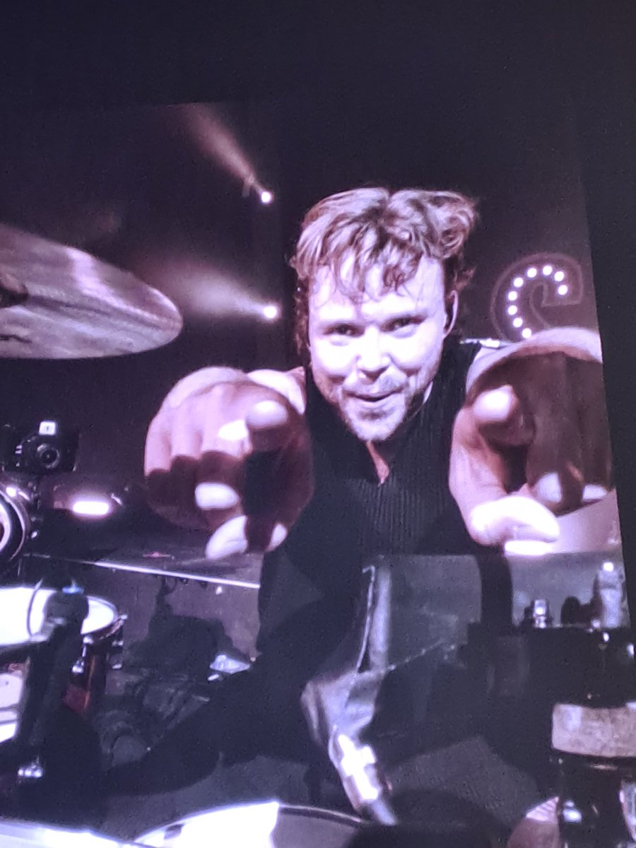 cvramell's tweet photo. PASO, ha sido la mejor noche de mi vida (dejo de gatekeepear estas dos fotos de ash)
#The5SOSShowMadrid https://t.co/Qu6E1bjFNO