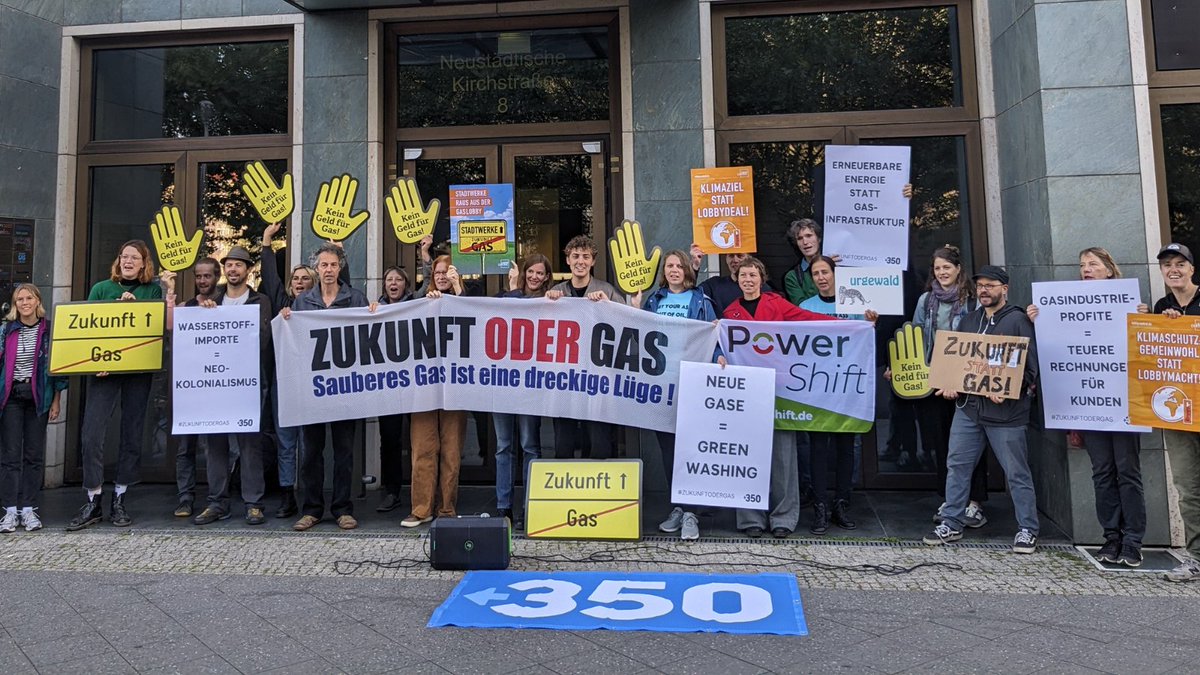 Heute haben wir gemeinsam mit <a href="/350Deutschland/">350.org Deutschland</a>, @powershift, <a href="/lobbycontrol/">LobbyControl - (wir haben X verlassen)</a> &amp; <a href="/WeSmellGas/">WeSmellGas</a> die Lobbyorganisation @zukunft_gas besucht, in der auch viele Stadtwerke Mitglied sind. Aber wissen sie auch, wofür sie sich da einspannen lassen? 1/3