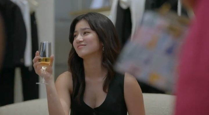 belledonslove's tweet photo. WOAH I think kasangga ni Caroline character ni Chie sa lahat ng kaartehan niya goo ladies ackk can't wait friendship niyong dalawa haha look naman kasi shopping palang may kasama pang yaya HAHAHAH slaayy

#CantBuyMeLoveFullTrailer
#DonBelle | #CantBuyMeLove https://t.co/81MI0bhFLg