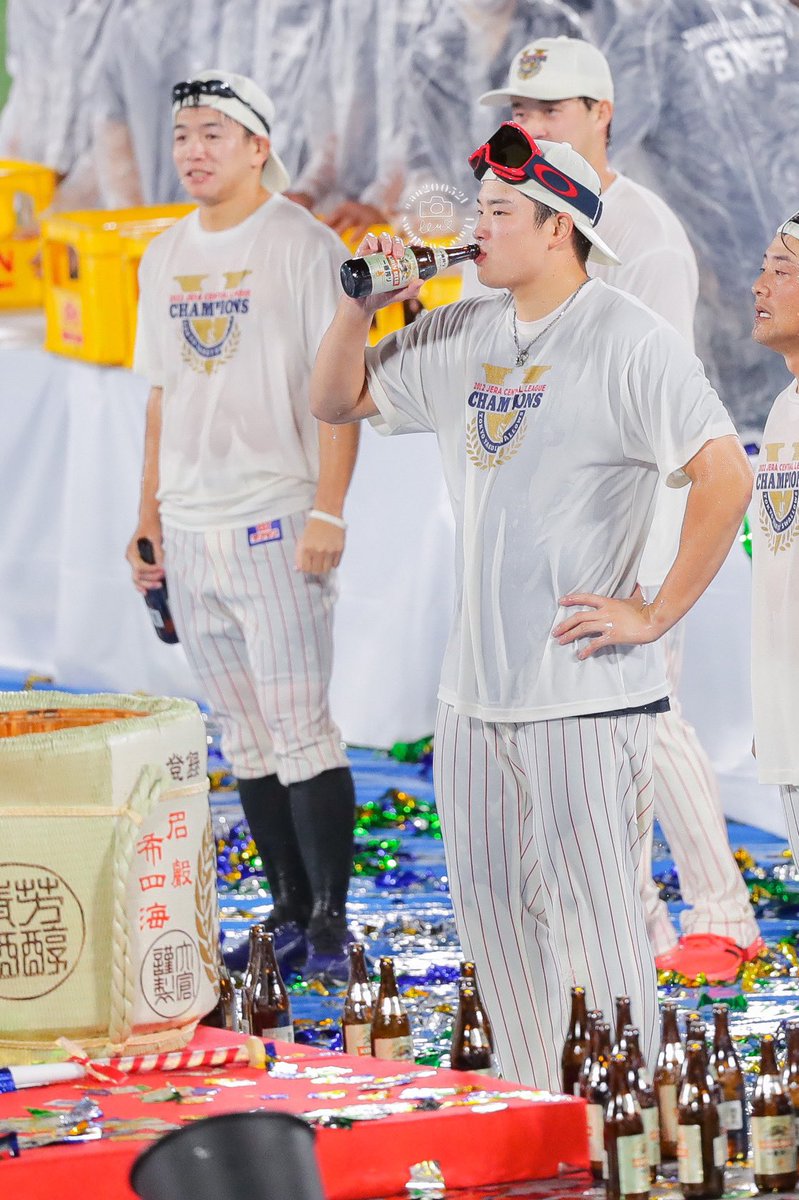 an200521's tweet photo. 1年前なのか、、、またみたいな豪酒宗ちゃま

#村上宗隆
#swallows https://t.co/EeHd6MppI7