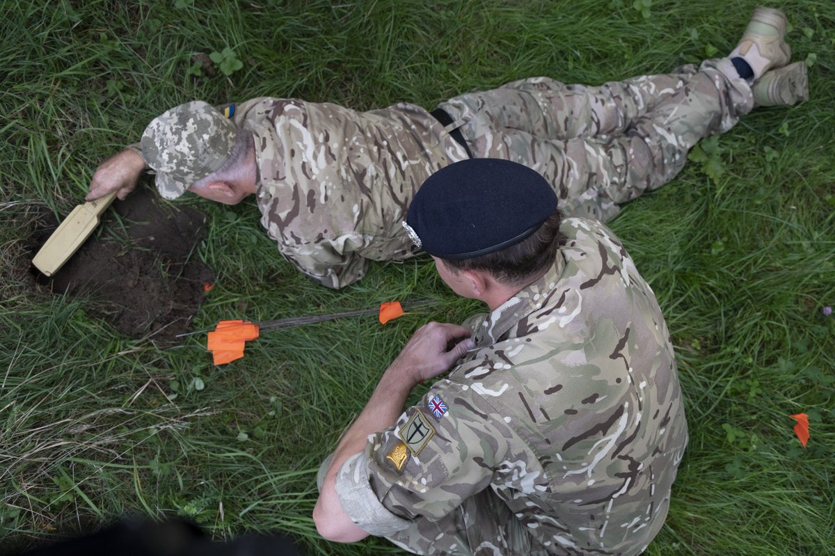 Royal Engineers are delivering world-leading training in explosive ordnance disposal (EOD) to Ukraine's combat engineers in Poland 🇵🇱 The UK 🇬🇧 has provided more than 1,500 mine detectors to Ukraine 🇺🇦 with plans for more equipment to follow Read more ➡️ ow.ly/JRLP50PP7Z2