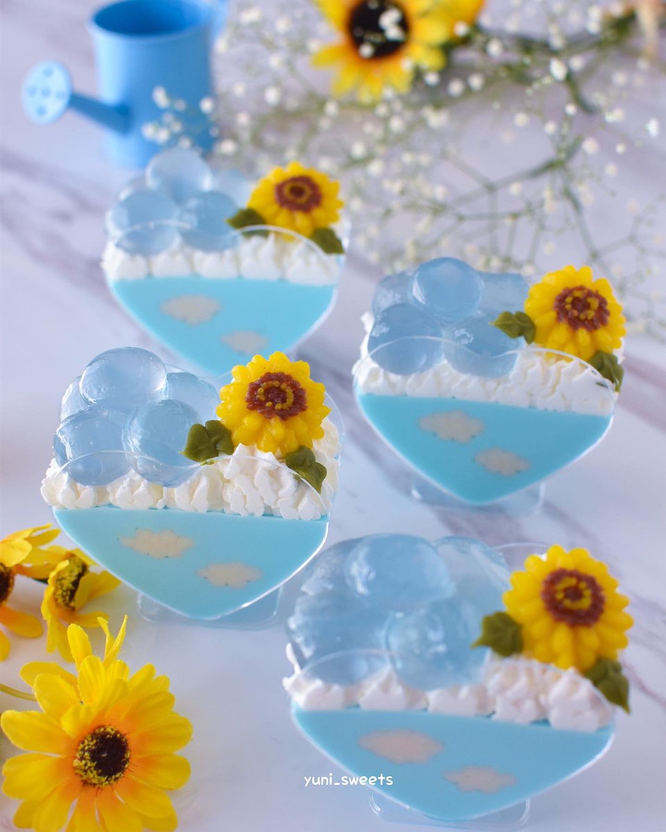 yuni_sweets's tweet photo. 夏の思い出🌻

青空に見立てたサイダームースに、ラムネわらび餅と白あんクリームのひまわりを飾りました😊
暑かったな〜夏☀️🍉🌻

#yummy #sweets #homebaking #sunflower #わらび餅 #ひまわり #サイダー#homecafe #スイーツ #おやつ #デザート#手作りお菓子 # 家カフェ#おうちカフェ https://t.co/a1K6hWkBkB