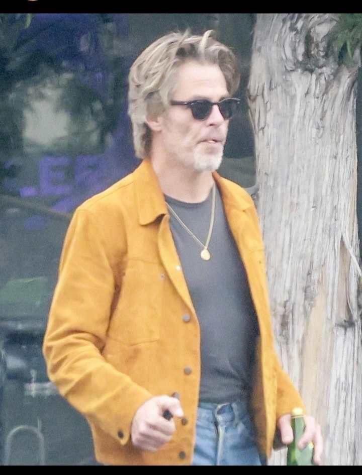 LaraChanning's tweet photo. Chris out for lunch in Silverlake #chrispine #StarTrek #DungeonsAndDragons https://t.co/UD6eBxYOiK