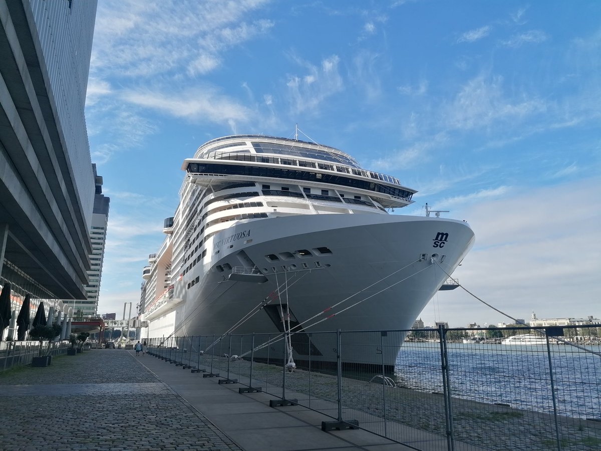 MSC Virtuosa aan de Holland Amerika kade. #havenrotterdam #Cruiseship @CruisePortRTM #bootjeskijken