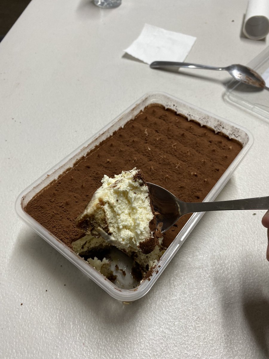 ALDIのコスパ最高のティラミス、開封の儀に入ります🙏🏻