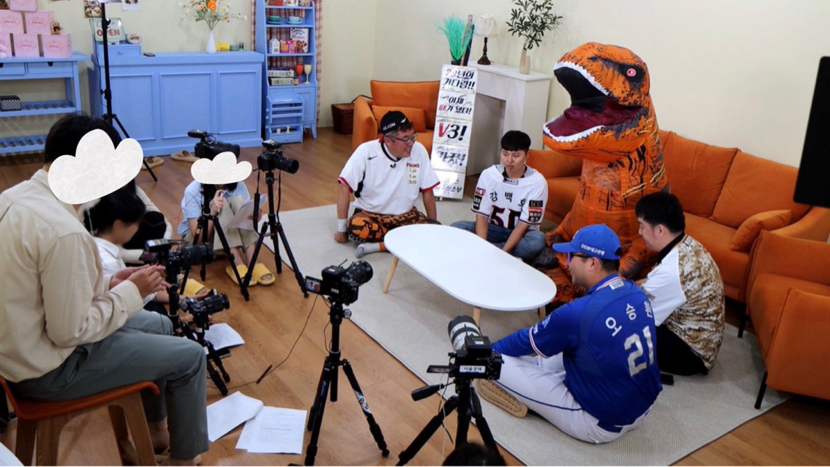 야없날이라 심심한 분들을 위해 준비했습니다! 야구팬이라면 한 번쯤 들어봤을 LG 트윈스의 빗자루아저씨, NC 다이노스의 공룡좌, 키움 히어로즈의 밀저씨, 삼성 라이온즈의 짭진만, KT 위즈의 텐션가이님을 모아봤습니다⚾️

youtu.be/pd56MnbetdU?si…