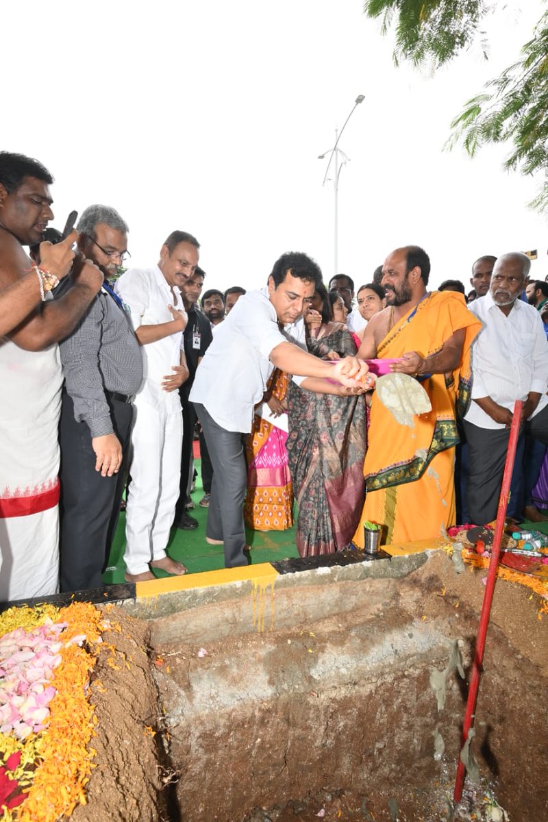 MinisterKTR's tweet photo. Municipal Administration & Urban Development Minister @KTRBRS laid the foundation stone at Uppal Bhagayath for the construction of five bridges at various locations across the Musi River in Hyderabad.

The Hyderabad Metropolitan Development Authority (@HMDA_Gov) will build these bridges across the Musi River in four lanes.

1. Bridge-1 at Budvel IT Park (on Esa River)
2. Bridge-II at Budvel IT Park (on Esa River)
3. Bridge at Manchirevula (on Musi River)
4. Bridge at HMDA Layout Uppal Bhagayath (on Musi River)
5. Bridge at Pratapa Singaram (on Musi River)

#HappeningHyderabad
