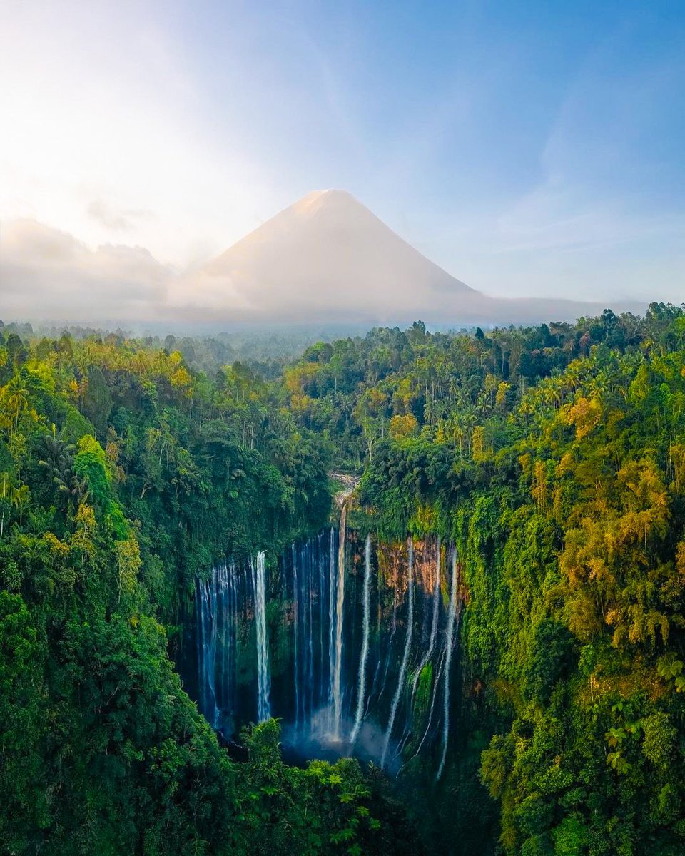 Dreaming about waterfalls? Talk about this view! ✨Tumpak Sewu (also known as Coban Sewu) is generally translated to mean ‘1000 waterfalls’ in the Javanese language, an off the beaten path natural wonder located in East Java, Indonesia. 🍃

📸 : @asiaandbeyond