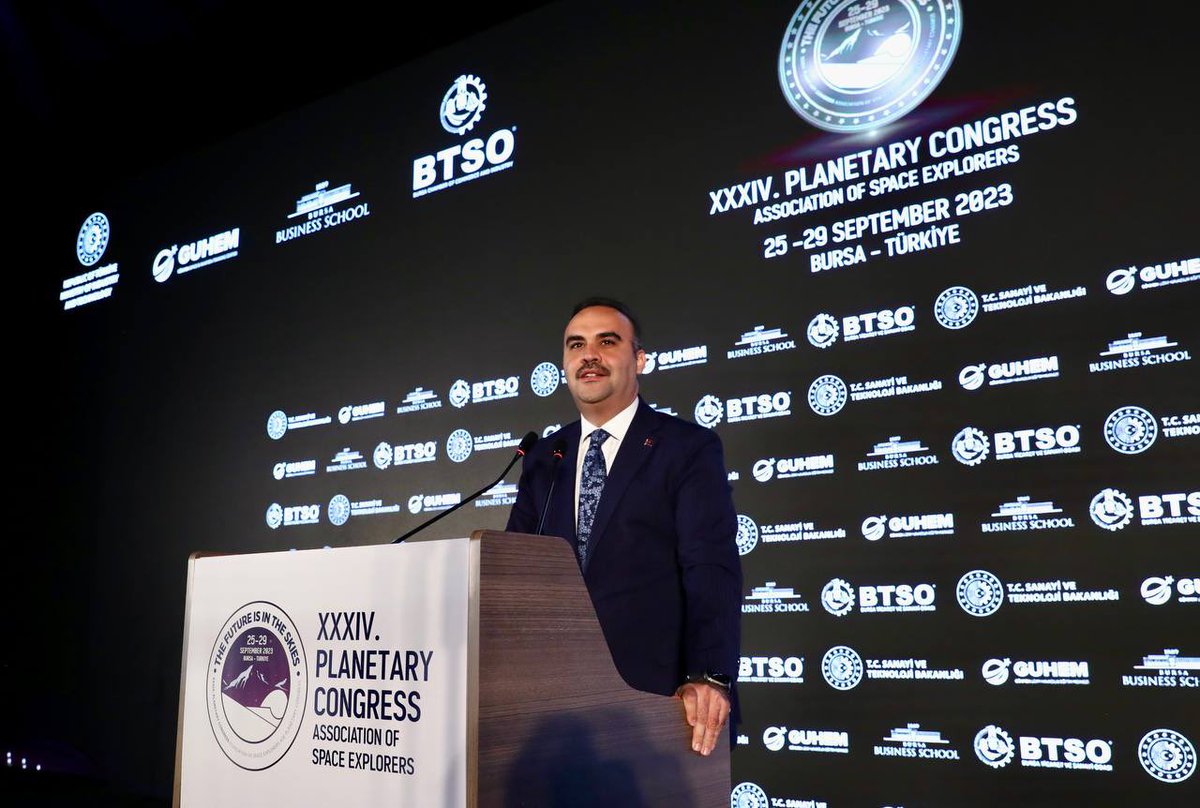 mfatihkacir's tweet photo. 70’e yakın astronot ve kozmonotla ülkemizin ilk kez ev sahipliği yaptığı 34. Uluslararası Gezegen Kongresi’nde Bursa’da buluştuk.

Bugüne dek 44 ülke vatandaşlarını uzaya gönderdi.

Bu topluluğa biz de yakında katılacağız.

İlk Türk Uzay Yolcularımız Alper Gezeravcı ve Tuva Cihangir Atasever yakın zamanda eğitimlerini tamamlayarak ülkemiz için ilk adımı atacaklar.

Uluslararası Uzay İstasyonu’nda 14 gün kalacak Uzay Yolcumuz, tıptan malzeme bilimine 13 farklı alanda bilimsel deneyler gerçekleştirecek.

Cumhuriyetimizin 100. yılında Sayın Cumhurbaşkanımızın liderliğinde ortaya koyduğumuz bu vizyon ve Milli Uzay Programındaki tüm projelerimiz aslında tarihimizden aldığımız özgüvenin bir yansıması. 

Dünyanın ilk gökbilimcilerinden olan Ferganî, henüz 9. yüzyılda gezegenlerin büyüklükleri ile birbirine olan uzaklıklarını hassasiyetle hesapladı.
Güneş'in de bir yörüngesinin bulunduğunu ve kendi etrafında döndüğünü keşfetti.

Aynı yüzyılda, Cebir ilminin kurucusu, kitapları 16. yüzyıla kadar Avrupa üniversitelerinde temel matematik ders kitabı olarak okutulan Harezmi, Güneş'in, Ay'ın ve o dönemde bilinen beş gezegenin hareketlerini gösteren eserler ortaya koydu.

Sibernetiğin ve robotiğin fikir babası Cezeri’nin yıldız ve gezegenlerin hareketleriyle ilgili gözlemleri, mühendisliğe ve bilimsel çalışmalara temel oluşturdu.

Gök cisimlerinin konumlarını ve hareketlerini doğru bir şekilde gösteren Uluğ Bey’in “Zic-i Uluğ Bey (Uluğ Bey'in Astronomi Cetvelleri)” eseri,
teleskobun icadına kadar bilim insanları tarafından “konumsal astronominin temel kitabı” olarak kullanıldı.

Ali Kuşçu ise 15. yüzyılda Ay’ın haritasını çıkarmayı başaran ilk bilim insanımız olarak tarihe geçti. Ali Kuşçu’nun “Yıldız Haritaları”, Kristof Kolomb'a Amerika kıtasının keşfinde yardımcı oldu.

Şimdi, yüzyıllar sonra insanlık ailesinin ortak birikimine yeniden daha güçlü katkılar sunmayı hedefliyoruz.

Medeniyetimize yeni bir soluk, yeni bir nefes kazandırarak…

#MilliTeknolojiHamlesi 🇹🇷
🌍🪐💫🌔🌙🔭🛰️🚀