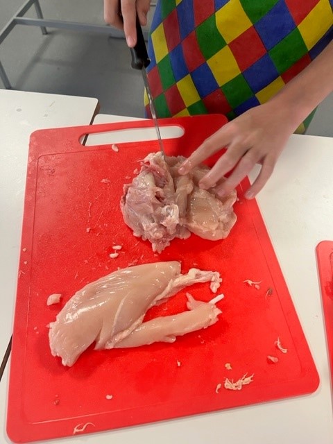 ParksideCulling's tweet photo. Year 10 Hospitality students aiming high this week by learning how to de-joint chickens, this is a complex knife skill which will help students achieve distinctions in their practical exams π¨βπ³πͺπ #hospitality #catering #complexskills #aimhigh #thesestudentscan #success https://t.co/HFsJ9e1Cly