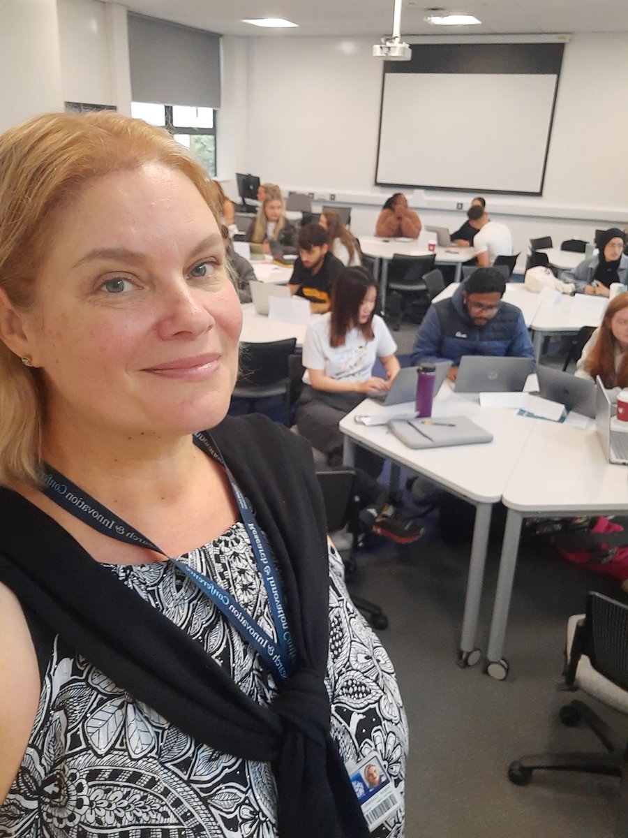Full classroom as term 1 kicks off at #cardiffmetuni I love teaching #influencermarketing to final year Branding, Digital and PR students. Today's topic: the difference between being influential or an influencer.