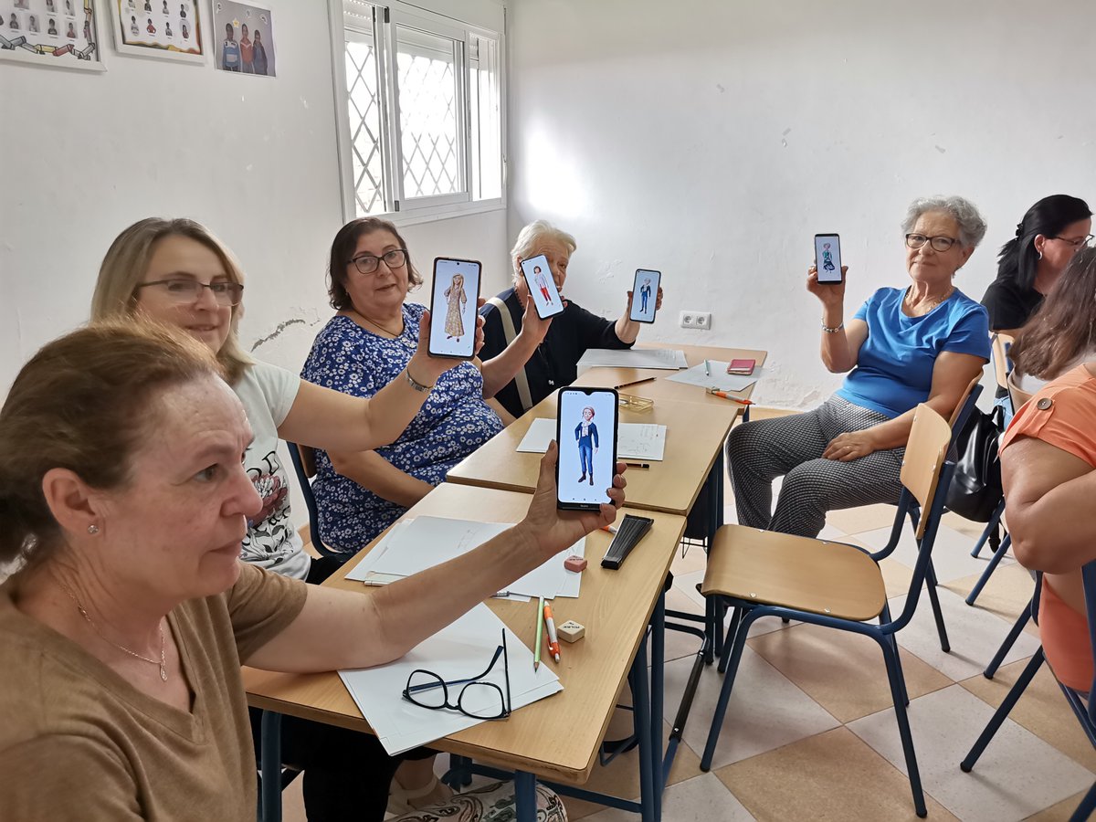 SolidaridadIn's tweet photo. 📸 ¡Hoy en #CarrióndelosCéspedes, Sevilla! #ProgramaConectando

📱 En el taller sobre el uso del móvil y programas, hemos logrado conectar con la creatividad. 

👥 Las usuarias están supercontentas, juntas hemos creado nuestros propios avatares en WhatsApp! 
@carrioncespedes https://t.co/fW4buId2OR