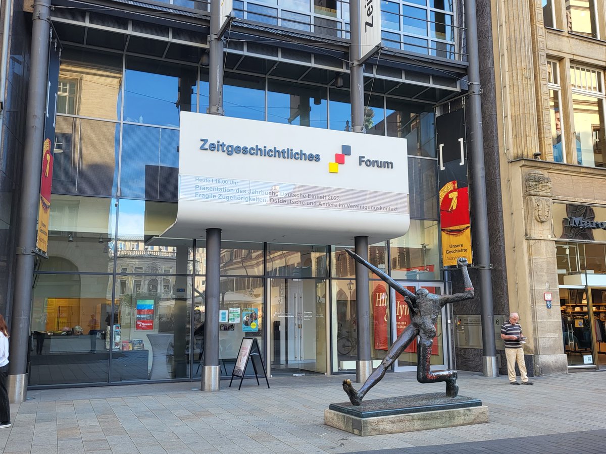 Der neue Band des Jahrbuchs Deutsche Einheit beschäftigt sich mit der Spannung zwischen dem großen „Wir“ der Bundesrepublik nach der deutschen Einigung und den vielen „Wirs“, welche diese ausmachen und sich in mannigfaltigen Zugehörigkeiten und unterschiedlichen Teilhaberechten