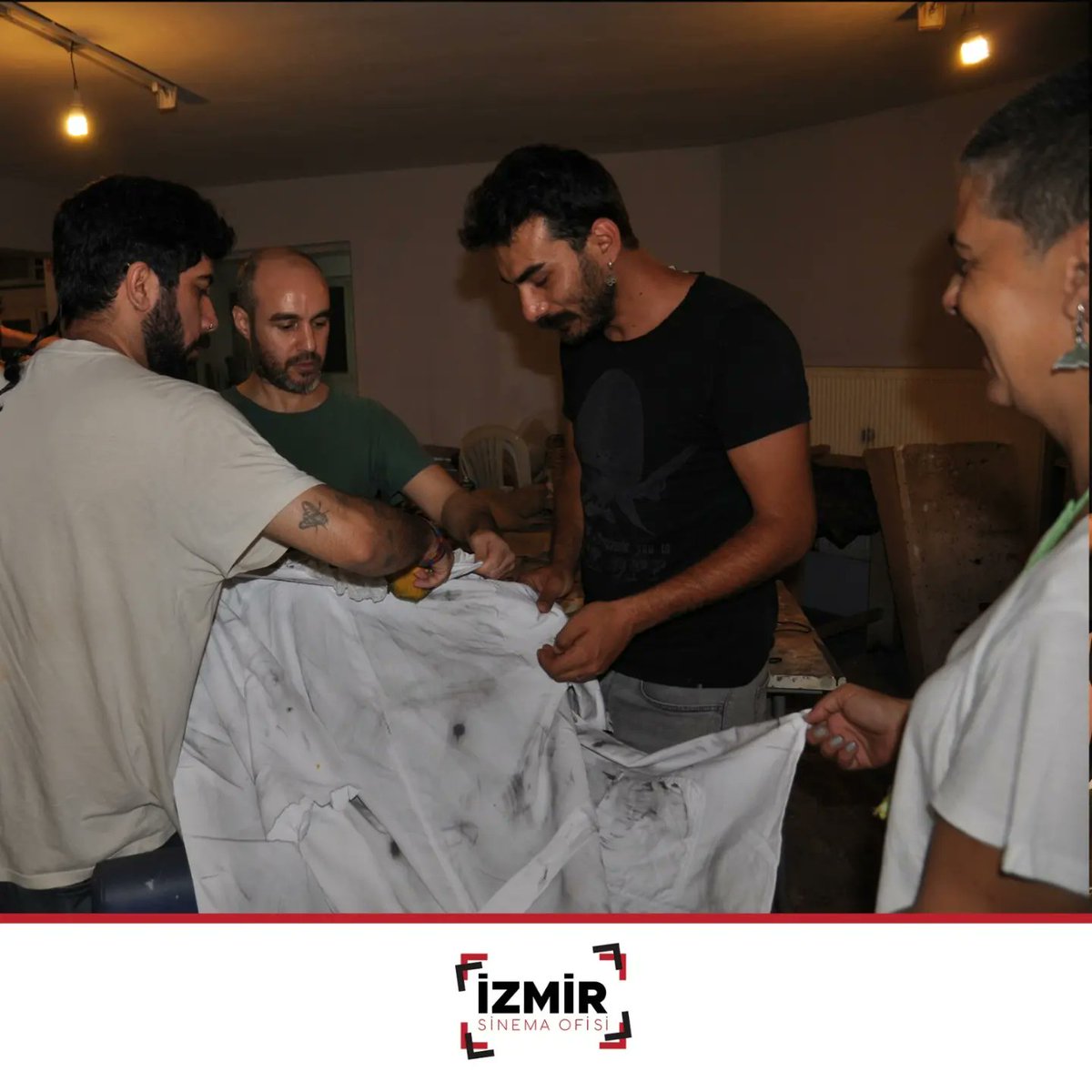 izmirsinema's tweet photo. Yapımcılığını ve yönetmenliğini Burak Budak’ın üstlendiği ‘’Hilkat Kabaresi’�� isimli internet dizisinin çekimleri Bornova Uğur Mumcu Kültür ve Sanat Merkezi’nde gerçekleştirildi. 
@tuncsoyer
@izmir_vakfi
@izmirbld #burakbudak #bornova #izmir #çekimalanıizmir #izmirsinemaofisi https://t.co/PDorJklFLn