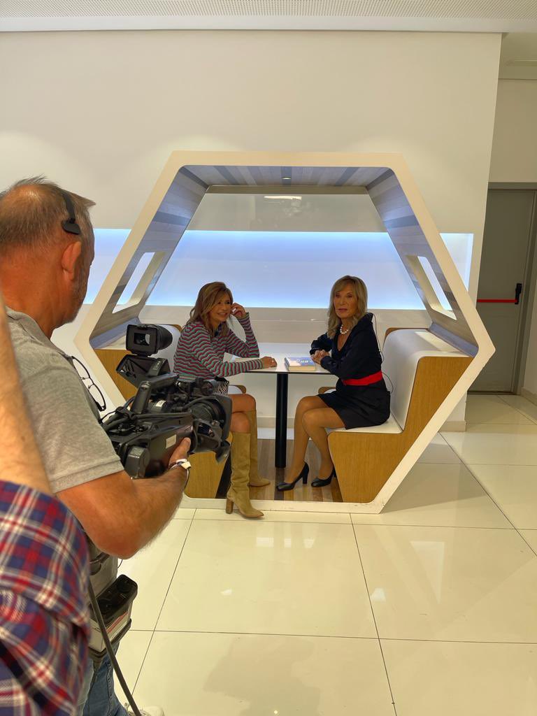 Aquí con <a href="/gemaconga/">byGemaLopez</a> hablando de nuestras cosas… y de De amor y de guerra. En <a href="/EspejoPublico/">Espejo Público</a>