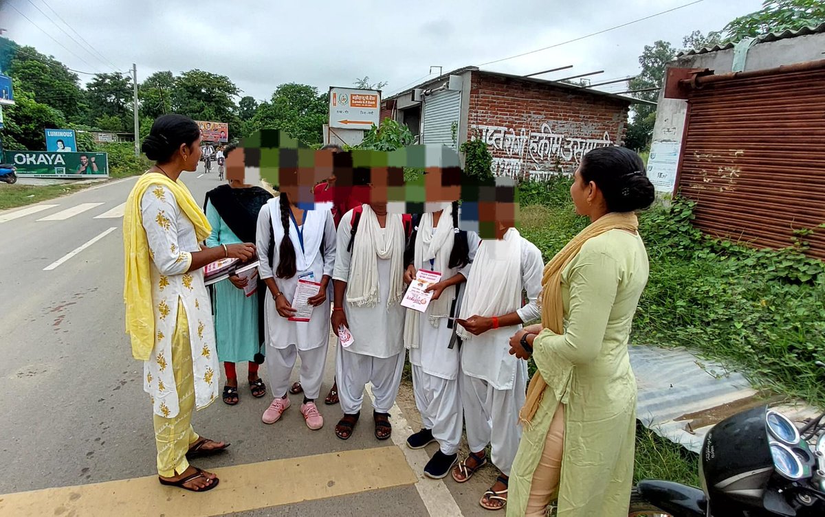 #BastiPolice एंटी रोमियो टीम  थाना गौर द्वारा भ्रमणशील होकर चेकिंग किया गया तथा महिलाओं एवं बालिकाओं को #मिशन_शक्ति जागरुकता अभियान (नारी सुरक्षा, नारी सम्मान, नारी स्वावलंबन) के तहत महिला सुरक्षा व बचाव संबंधी जानकारी दी गई-