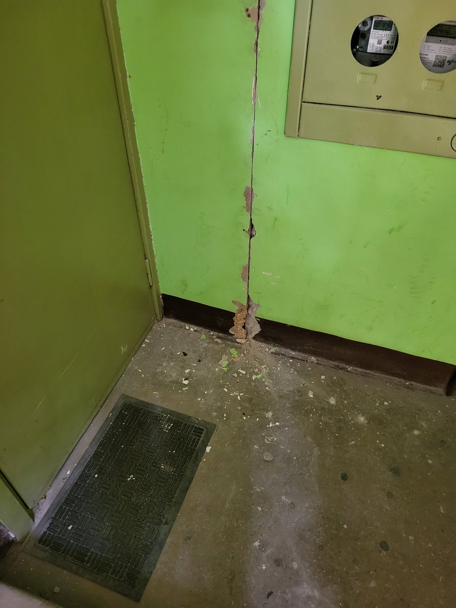 MeijersR's tweet photo. @RNParvaldnieks @RNParvaldnieks vai Jums un Jūsu darbiniekiem šī ir normāla prakse, pēc šahtu aizvēršanas (ko turklāt veica darbinieki tā lamājoties, ka aiz 2 durvīm varēja dzirdēt) atstāt šādu miskasti un aiz sevis nesavākt? Vairāk kā 3h jau pagājušas kopš visi prom un tā arī palicis... https://t.co/hzguR8RE9J