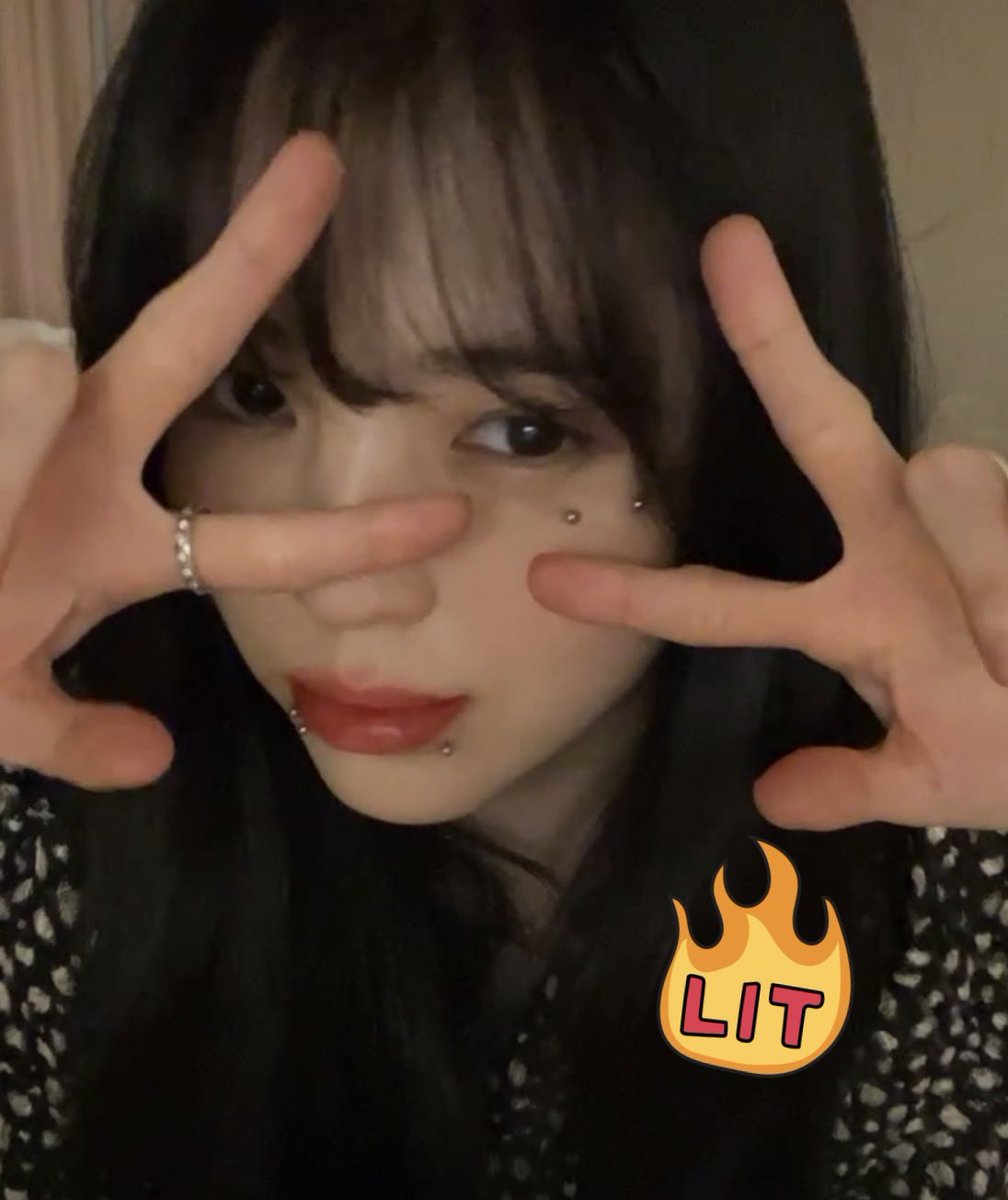 mikananoooo's tweet photo. Netizen : lips piercing??shes destroying her face does she ever take her acting career seriously???

Sohee : *add anti-brow piercing*

Lmao my dgaf queen https://t.co/ceh8RJoewc