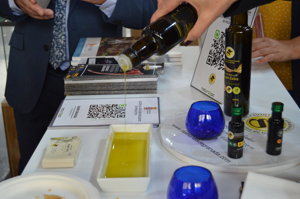 montesdegranada's tweet photo. El potente sabor de nuestro Aceite de Oliva Virgen Extra con DOP Montes de Granada ha triunfado en la Feria de Muestras de Armilla. 💪✨ https://t.co/oYflLh0mJQ