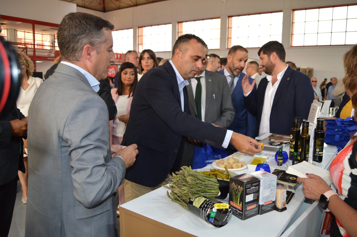 montesdegranada's tweet photo. El potente sabor de nuestro Aceite de Oliva Virgen Extra con DOP Montes de Granada ha triunfado en la Feria de Muestras de Armilla. 💪✨ https://t.co/oYflLh0mJQ