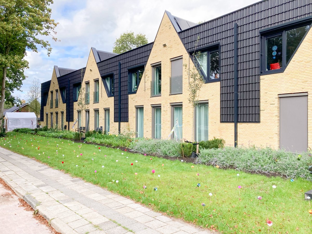 Opening 24 zorgappartementen van Alliade in Burgum: er waren toespraken en bewoners knipten lintjes door, bakten vlinderkoekjes &amp; onthulden cadeaus. Wat een prachtige opening bij  <a href="/AlliadeOnline/">Alliade</a> in Burgum. We wensen alle bewoners en medewerkers veel geluk toe in het nieuwe pand👏