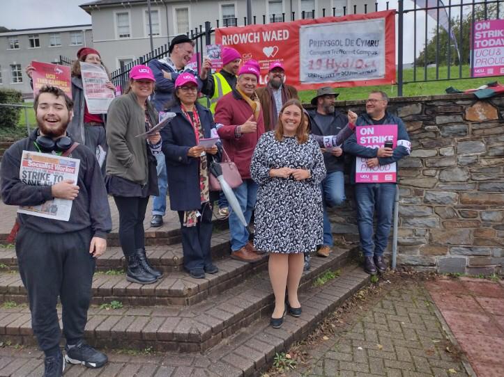 Students bring #solidarity to the University of South Wales #UCU picket line ✊🏼✊🏾✊🏿
#ucuRising #UCUStrikes