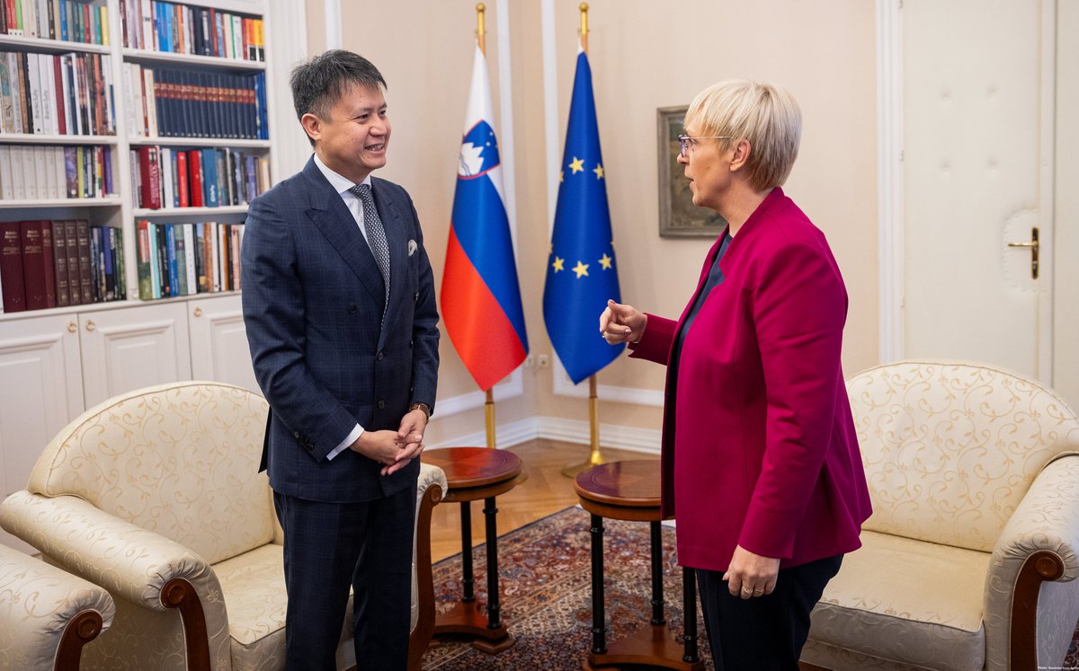 WIPO's tweet photo. WIPO Director General Daren Tang met with Slovenia’s🇸🇮 President Nataša Pirc Musar.

They discussed the country’s new national IP strategy, initiatives to promote gender equality in the global innovation ecosystem, AI, and how IP can impact the #SDGs. https://t.co/geLQztQB7t