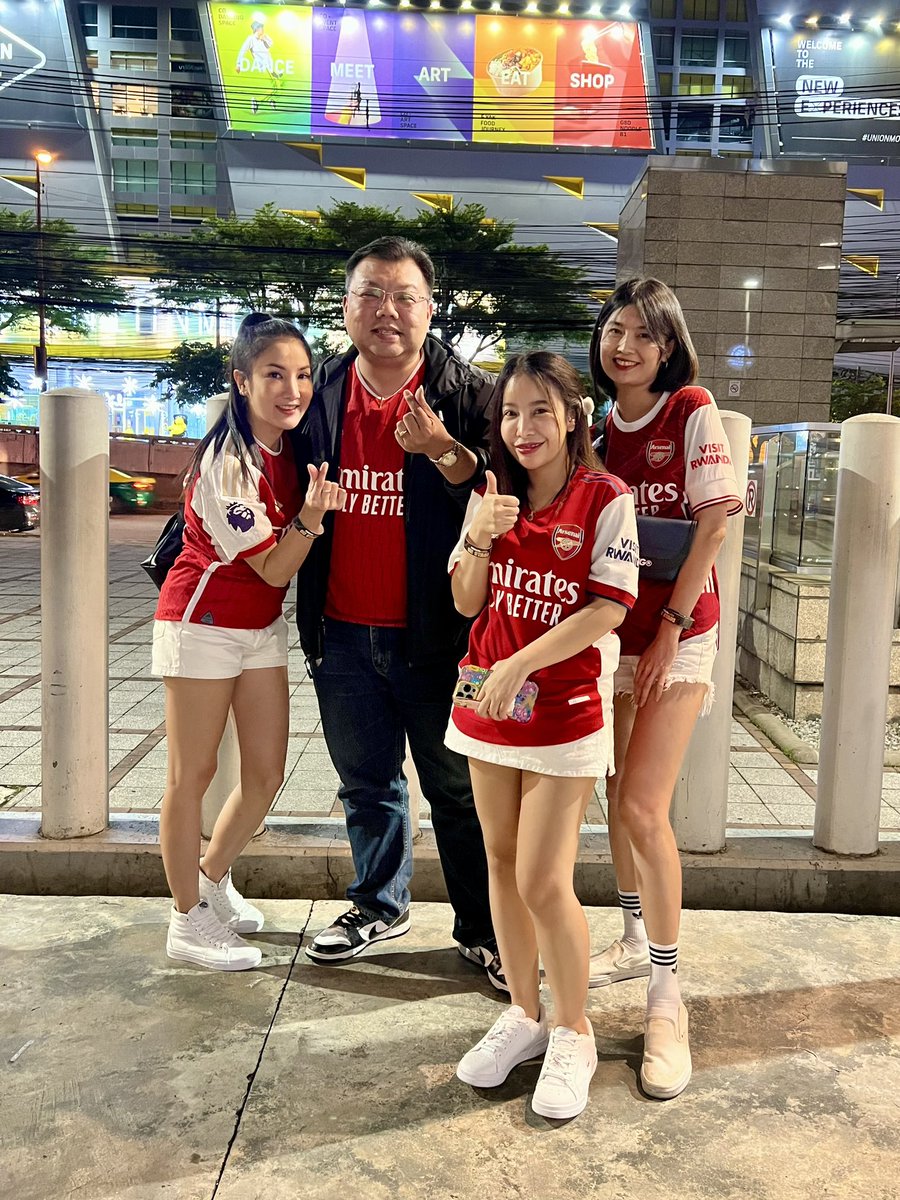 DrNarong's tweet image. #MainStand Footballista On stage#2 งานทอล์คโชว์ที่เต็มไปด้วยเรื่องเล่าของคนบ้าบอล 

ค่ำคืนแห่งความทรงจำ ยินดีที่ได้รู้จักน้องต้น สเปอร์ ได้เจอน้องก็อต กูนเนอร์ และแฟน ๆ อาร์เซน่อลอีกเพียบ และ คุณยักษ์ จิตกร  พร้อมกับบรรยากาศสนุกสนานและอบอุ่นครับ

#Footballista
#Arsenal