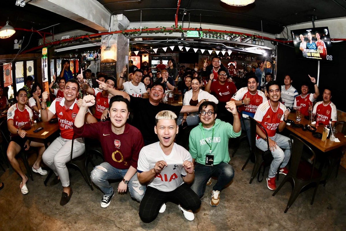 DrNarong's tweet image. #MainStand Footballista On stage#2 งานทอล์คโชว์ที่เต็มไปด้วยเรื่องเล่าของคนบ้าบอล 

ค่ำคืนแห่งความทรงจำ ยินดีที่ได้รู้จักน้องต้น สเปอร์ ได้เจอน้องก็อต กูนเนอร์ และแฟน ๆ อาร์เซน่อลอีกเพียบ และ คุณยักษ์ จิตกร  พร้อมกับบรรยากาศสนุกสนานและอบอุ่นครับ

#Footballista
#Arsenal