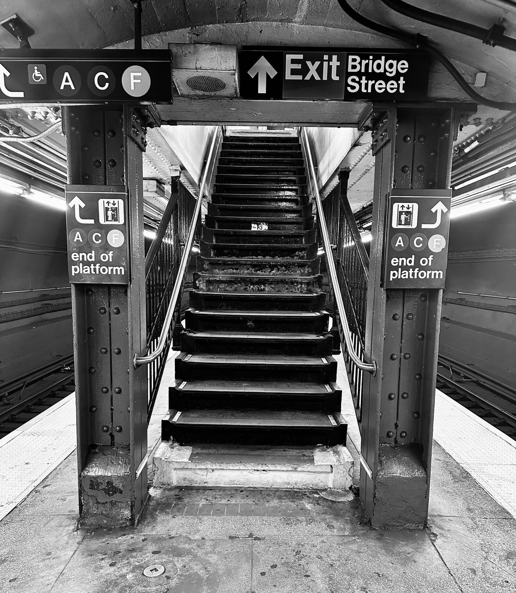 #streetphotography ,#blackandwhitephotography , #hamburg,#NewYork, #Fotografie #artfoto #Bahn #Station #mta  #schwarzweiss  #streetfoto