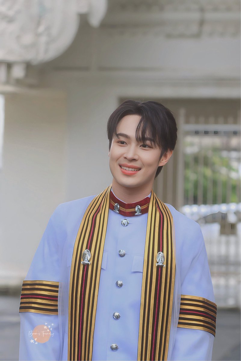 แจกรอยยิ้มความสดใสของบัณฑิตใหม่ป้ายแดง ในตอนเย็นๆ ให้พี่ๆแฟนคลับ ครับ  ☺️❤️💐👨🏻‍🎓

<a href="/BoomKrittapak/">Boom Krittapak</a> 
#BoomKrittapak