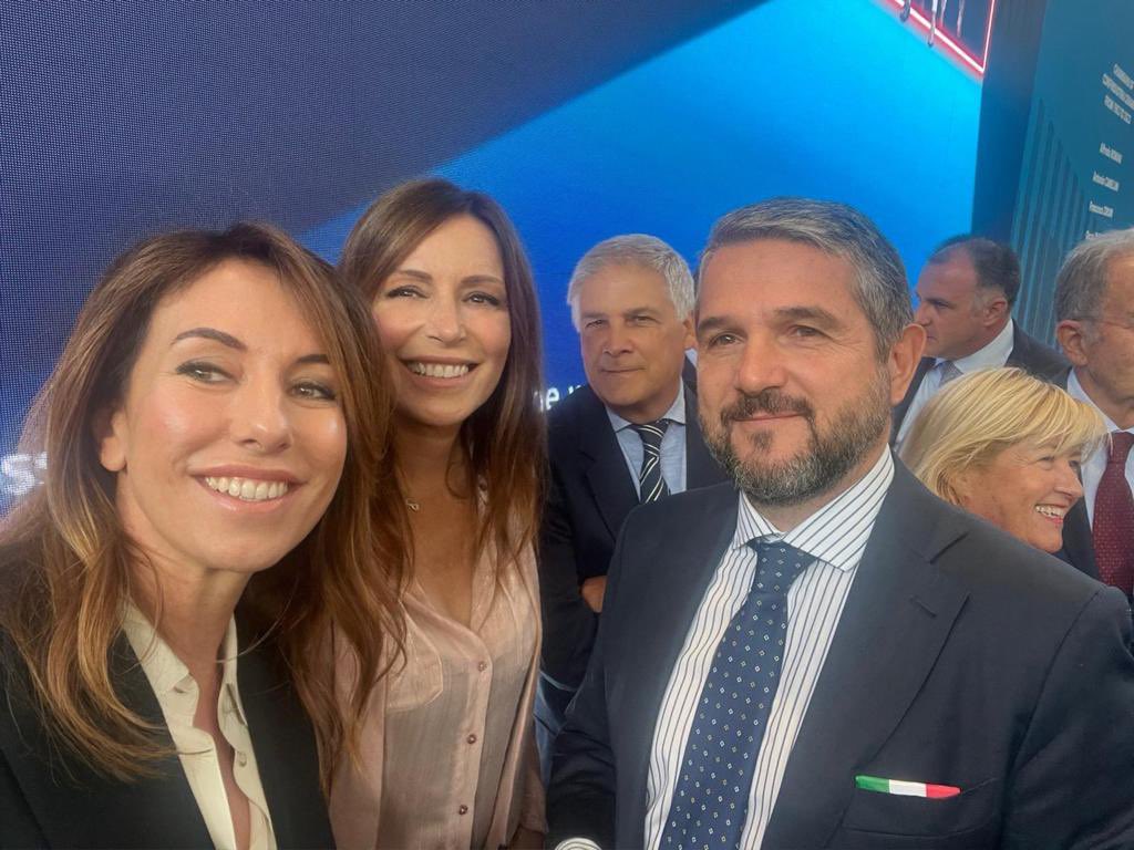 Oggi a #Bologna con il Sottosegretario <a href="/senborgonzoni/">Lucia Borgonzoni</a> e il Vice Ministro <a href="/Vale_Valentini_/">Valentino Valentini</a> per l’inaugurazione #cersaie40 : il #Madeinitaly alla sfida dell’innovazione continua 🇮🇹

<a href="/CersaieOfficial/">Cersaie</a> <a href="/BolognaFiere/">BolognaFiere Group</a> <a href="/Conf_Ceramica/">Conf_Ceramica</a>