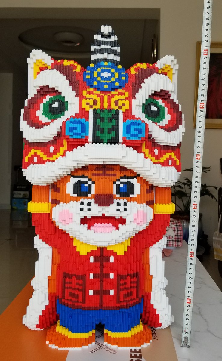 ☛☛☛
全网独一份！全网独一份！全网独一份！
完全纯手工「红色老虎醒狮」积木成品佳作！
颜色鲜艳、可爱招财、喜庆吉祥！
高度：0.7米
难度：颗粒多、颜色多、复杂度高
全新无尘，诚意出售