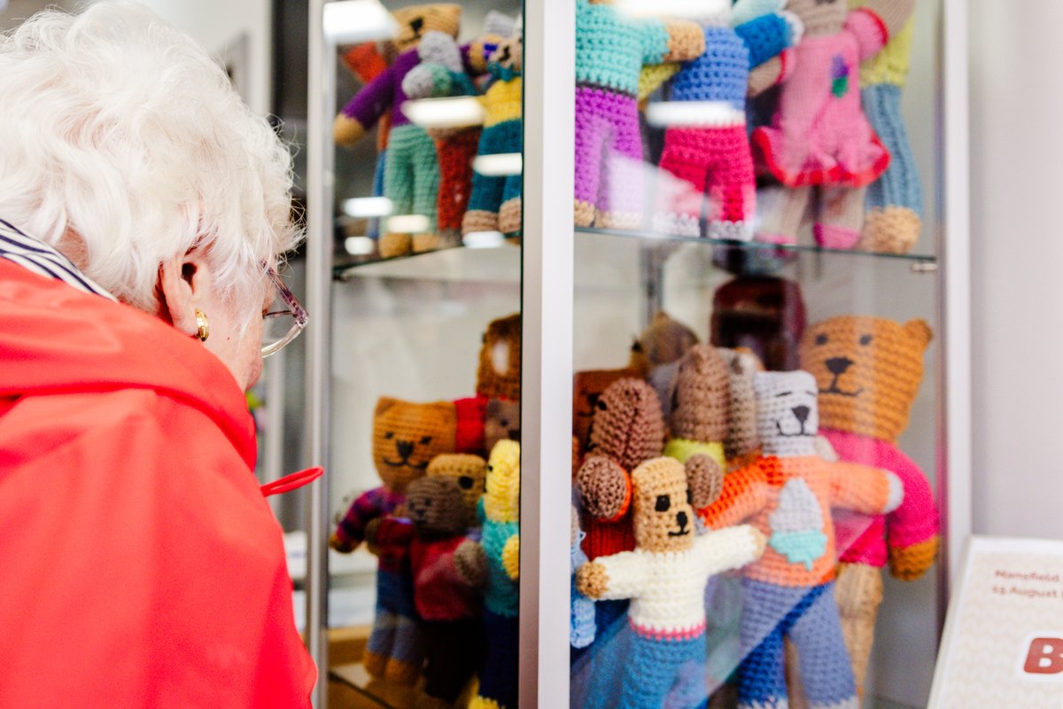 NottsLibraries's tweet image. DCC Steve Cooper, Councillor Richard Butler and our CEO Peter Gaw headed down to Mansfield Library last week to say a special thank you to crafters who took part in the 2023 Inspire knitting challenge! 🧸👮‍♂️

@nottspolice @NSDCouncil @CreativeLivesCL @miner2major @NottsCC