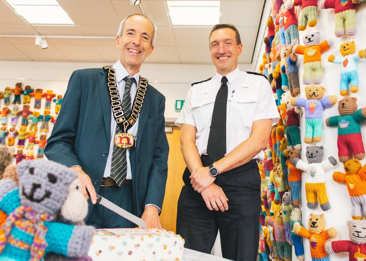 NottsLibraries's tweet image. DCC Steve Cooper, Councillor Richard Butler and our CEO Peter Gaw headed down to Mansfield Library last week to say a special thank you to crafters who took part in the 2023 Inspire knitting challenge! 🧸👮‍♂️

@nottspolice @NSDCouncil @CreativeLivesCL @miner2major @NottsCC