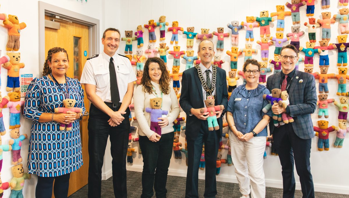 NottsLibraries's tweet image. DCC Steve Cooper, Councillor Richard Butler and our CEO Peter Gaw headed down to Mansfield Library last week to say a special thank you to crafters who took part in the 2023 Inspire knitting challenge! 🧸👮‍♂️

@nottspolice @NSDCouncil @CreativeLivesCL @miner2major @NottsCC