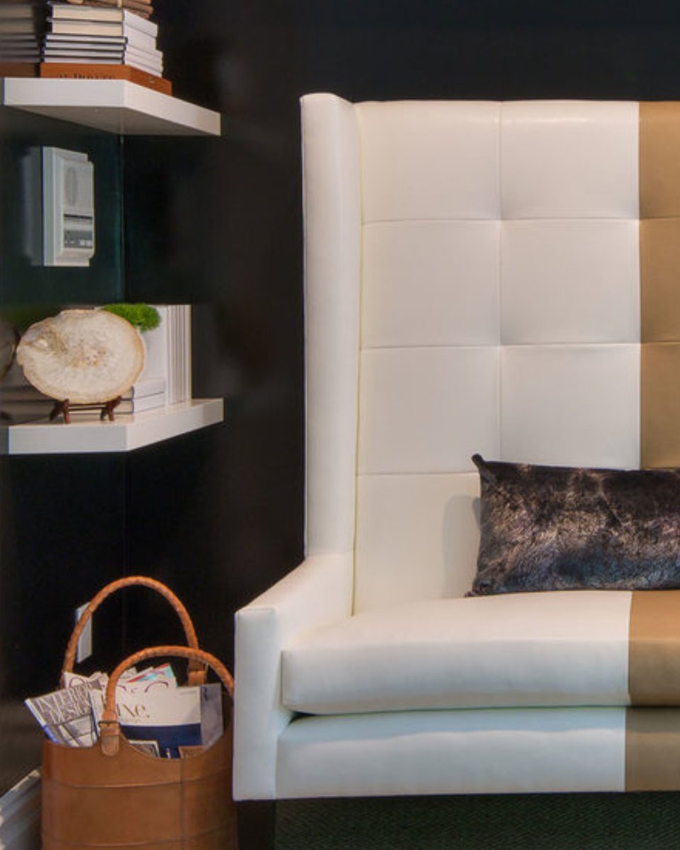 BESPOKEbylg's tweet photo. Swipe to see the complete masterpiece by @finelinesunltd!🤩 This two-toned hi-back banquette emerges as a standout addition, infusing this space with both charm and comfort.
#Banquette #BespokeFurniture #HiBack #Luxury #TwoToned https://t.co/J3l1oIZbYD