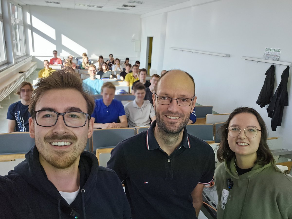 MMagdowski's tweet photo. Heute geht wieder mein #MathematikVorkurs #FITfürEMT an der @OVGUpresse los, bei dem sich heute auch der Fachschaftsrat #FaRaFEIT vorgestellt hat.
Weitere Informationen gibt es unter https://t.co/vXuuACIq6m und die Aufzeichnung des heutigen Plenums bei https://t.co/8lVoF2wYj3. https://t.co/jZKftbkFZx