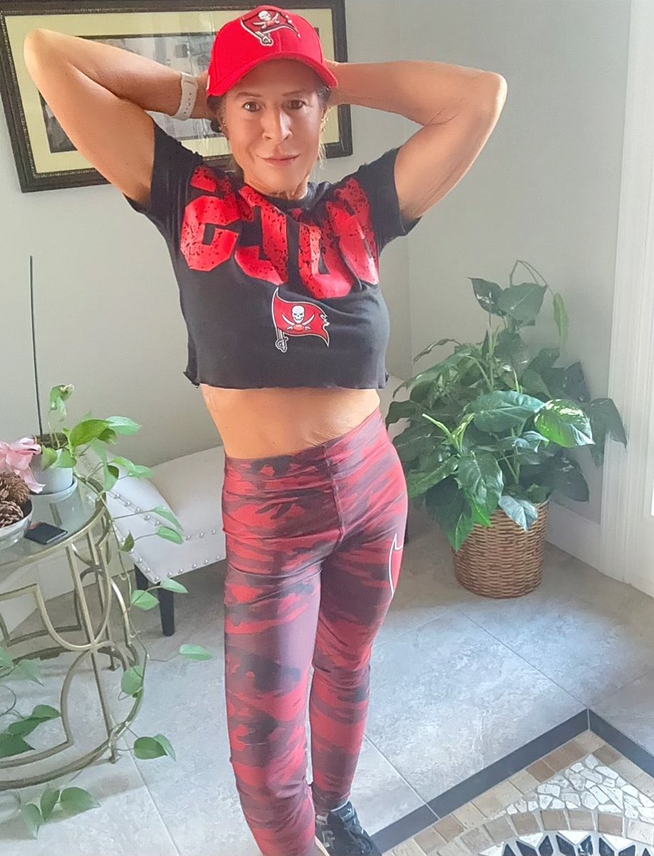 sunni_daizeFL's tweet photo. ππ Itβs #GameDay at #RayJay for #MondayNightFootball #mnf tough game for #goBucs vs #FlyEaglesFly Who do you think I am cheering to victory? ππ΄π» #milf #mature #vixen #football #tailGate #party #hotwife #bigTits #badMom #tampa #philly #NFL https://t.co/bAIInomBJL