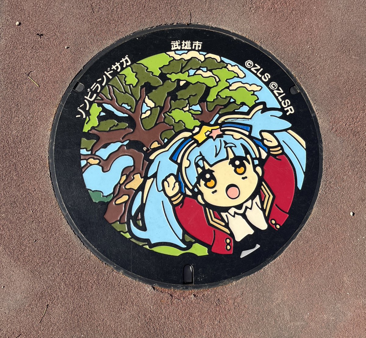 nomitabichannel's tweet photo. 旅先に行ったとき、足元も見てみてください👀🌳ご当地マンホールが発見できるかも！！！飲み旅のロケ地でもパチリ📸

出雲市 : 左👈  👉右 : 武雄市

みんなが見つけたご当地マンホールがあれば教えてね📸👀

▼飲み旅チャンネルの動画はコチラ
🔗 https://t.co/FgBaJYYTwx https://t.co/O2mh1FjAVE