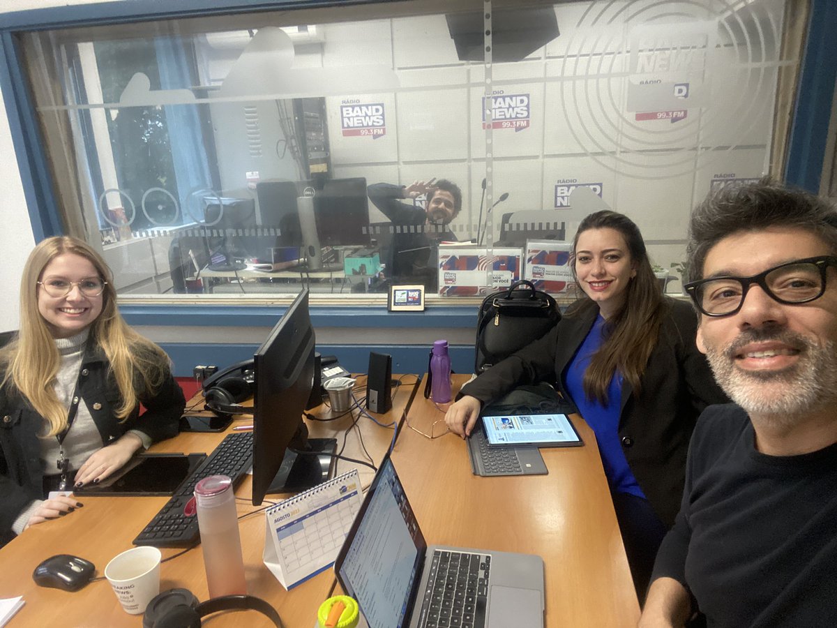 pitacodoguffo's tweet photo. A família que MAIS entende dos assuntos de POA e RS. Pelo menos, a mais bonita, elegante e sincera 

Tô nessa com @pensaracidade, @fabrinebartz e @GilbertoEchauri 

📍BandNews POA
🕤 9h30 às 11h
📻 99.3 FM
📱App BandPlay
💻 https://t.co/JCPuFXNzNX https://t.co/HgBWlvhGdt