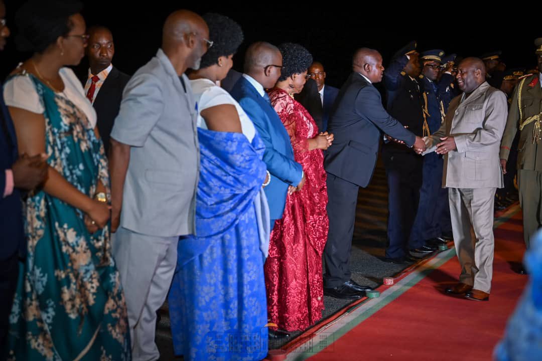 KwaNtare's tweet photo. Nyenicubahiro @GeneralNeva aranezerezwa n'uko amakungu yizeye kandi ashimishwa n'intambwe nziza U #Burundi bugezeko mu bisata bitandukanye. Aratera ivyatsi abashaka gusamaza Abarundi bakoresheje ibihuha, agasaba abenegihugu kutabiha agaciro, kuko bibasubiza inyuma mw'iterambere https://t.co/kjXLPXsmW6