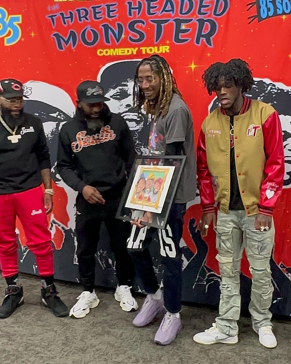 HakimsArtNStuff's tweet image. Keep ya head up and work hard cuz you might get to meet some of ya heroes. 
Seen @dcyoungfly @karlousm and @chicobean at the @85southshow in Cinci and give them some art I made for em! 
Show was better than you could imagine.
Much love to @cat_corleone_ for making it happen 💪🏾